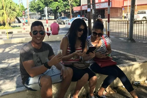Người dân Cuba sử dụng điện thoại di động. (Nguồn: cibercuba.com)