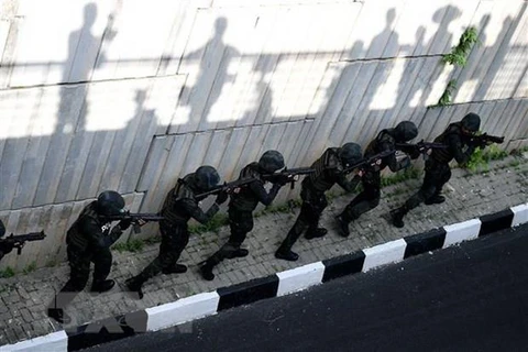 Cảnh sát Malaysia trong một chiến dịch truy quét khủng bố. (Nguồn: AFP/TTXVN)