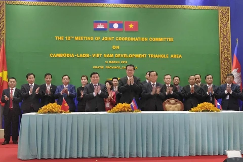 Các đại biểu chúc mừng thành công của hội nghị sau lễ ký biên bản. (Ảnh: Phan Minh Hưng/TTXVN)