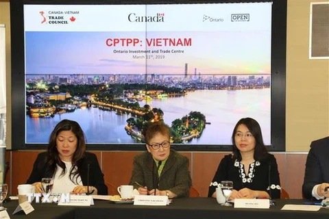 Bộ trưởng Xúc tiến xuất khẩu và Doanh nghiệp nhỏ Canada Mary Ng (ngoài cùng bên trái) phát biểu tại hội thảo. (Ảnh: Quang Thịnh/TTXVN)