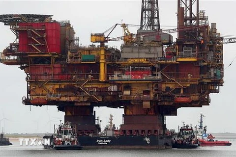 Giàn khoan khai thác dầu của Hãng Shell ở Anh. (Nguồn: AFP/TTXVN)