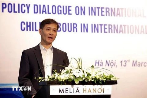 Ông Đào Quang Vinh, Viện trưởng Viện Khoa học Lao động và Xã hội, trình bày tham luận tại Đối thoại. (Ảnh: Anh Tuấn/TTXVN)