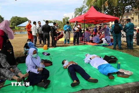 Sơ cứu các nạn nhân nghi bị ngộ độc khí tại Pasir Gudang, Johor, Malaysia. (Nguồn: Bernama/TTXVN)