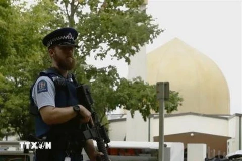 Cảnh sát gác trước nhà thờ Hồi giáo Al Noor ở Christchurch, New Zealand sau vụ xả súng ngày 16/3. (Nguồn: Kyodo/TTXVN)