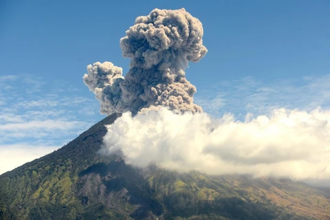 Núi lửa Agung trên đảo Bali, Indonesia, phun tro bụi ngày 6/7/2018. (Nguồn: AFP/TTXVN)