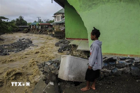 Cảnh tàn phá sau trận lũ quét ở Sentani, Indonesia. (Nguồn: THX/TTXVN)