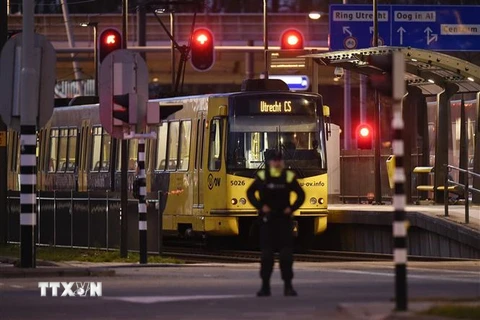 Cảnh sát Hà Lan gác tại nhà ga tàu điện ở thành phố Utrecht, nơi xảy ra vụ xả súng. (Nguồn: AFP/TTXVN)