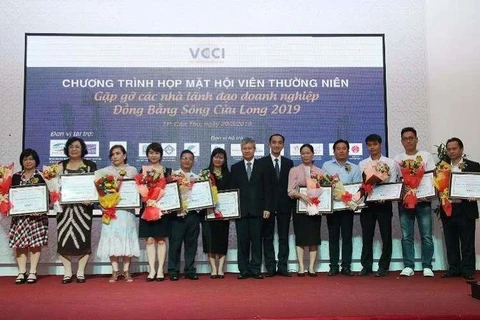 VCCI Cần Thơ trao chứng nhận kết nạp hội viên mới cho hơn 30 doanh nghiệp. (Nguồn: msn.com)