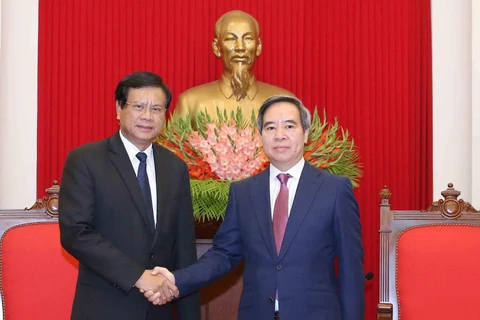 Trưởng Ban Kinh tế Trung ương Nguyễn Văn Bình và nguyên Thủ tướng Lào, Viện trưởng Viện Nghiên cứu Kinh tế quốc gia Lào Bouasone Bouphavanh. (Ảnh: Phương Hoa/TTXVN)