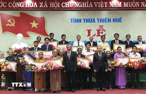 Truy tặng danh hiệu Bà mẹ Việt Nam anh hùng và các gia đình có công với cách mạng tại buổi lễ. (Ảnh: Mai Trang/TTXVN)