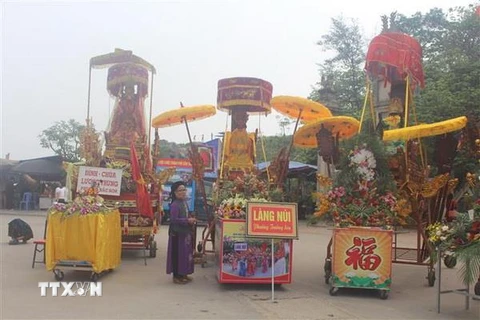 Lễ hội Cầu phúc đền Độc Cước mở đầu với nghi lễ rước kiệu đến từ 7 xã, phường của thành phố Sầm Sơn. (Ảnh: Hoa Mai/TTXVN)