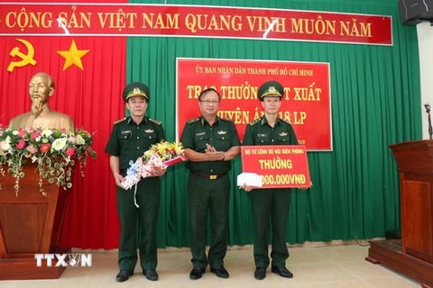 Thiếu tướng Nguyễn Hoài Phương, Phó Tư lệnh Bộ đội Biên phòng trao thưởng cho Ban chuyên án 218 LP. (Ảnh: Xuân Khu/TTXVN)