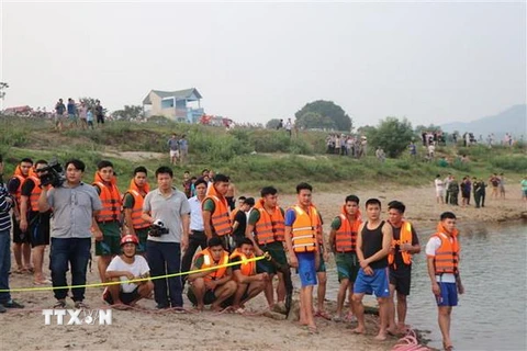 Lực lượng cứu hộ, cứu nạn địa phương tại nơi tám cháu nhỏ bị đuối nước ở tỉnh Hòa Bình. (Ảnh: Nhan Sinh/TTXVN)
