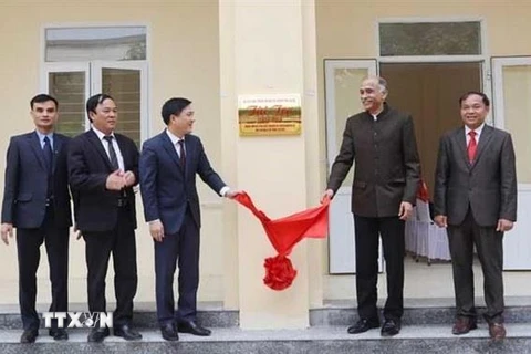 Ngài Pavathaneni, Đại sứ Ấn Độ, cùng lãnh đạo tỉnh Vĩnh Phúc cắt băng khánh thành nhà ăn bán trú. (Ảnh: Nguyễn Thảo/TTXVN)