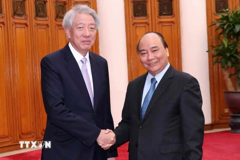 Thủ tướng Nguyễn Xuân Phúc và Phó Thủ tướng, Bộ trưởng điều phối an ninh quốc gia Singapore Tiêu Chí Hiền. (Ảnh: Văn Điệp/TTXVN)