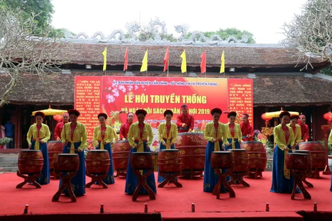 Tiết mục trống hội tại Lễ hội truyền thống Văn Miếu Mao Điền và Ngày hội sách xuân 2019. (Ảnh: Mạnh Tú/TTXVN)