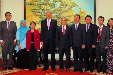 Phó Thủ tướng, Bộ trưởng Điều phối An ninh quốc gia Singapore Tiêu Chí Hiền chụp ảnh lưu niệm với lãnh đạo tỉnh Thừa Thiên-Huế. (Ảnh: Tường Vi/TTXVN)