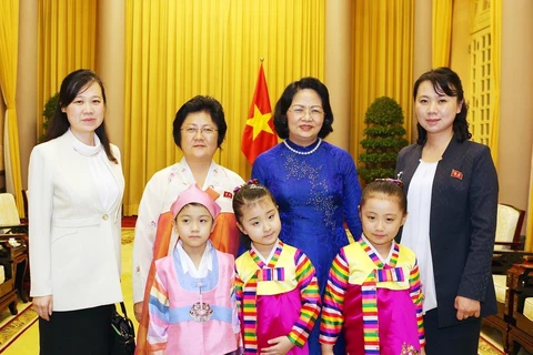 Phó Chủ tịch nước Đặng Thị Ngọc Thịnh chụp ảnh chung với bà Ri Kang-juk và các đại biểu Triều Tiên. (Ảnh: Dương Giang/TTXVN)
