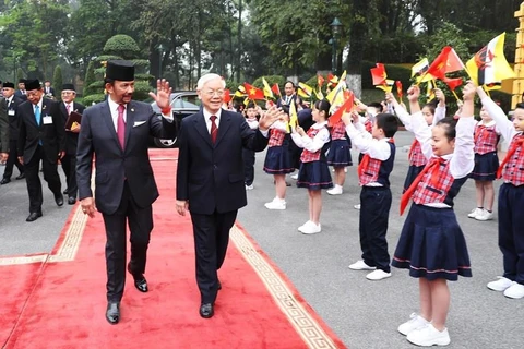 Tổng Bí thư, Chủ tịch nước Nguyễn Phú Trọng đón Quốc vương Brunei Hassanal Bolkiah. (Ảnh: Trí Dũng/TTXVN)