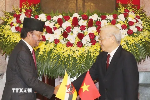 Tổng Bí thư, Chủ tịch nước Nguyễn Phú Trọng và Quốc vương Brunei Darussalam Sultan Haji Hassanal Bolkiah sau Lễ ký. (Ảnh: Trí Dũng/TTXVN)