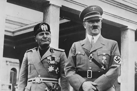 Benito Mussolini (trái) và Hitler. (Nguồn: Fox)
