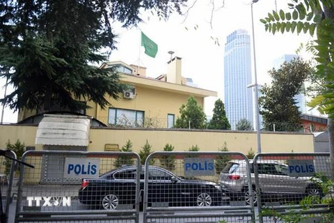 Quang cảnh bên ngoài lãnh sự quán Saudi Arabia ở Istanbul, Thổ Nhĩ Kỳ, nơi nhà báo Jamal Khashoggi bị sát hại. (Nguồn: THX/TTXVN)