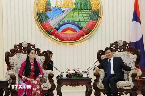 Thủ tướng Lào Thongloun Sisulith tiếp Bí thư tỉnh ủy Vĩnh Phúc Hoàng Thị Thúy Lan. (Ảnh: Xuân Tú/TTXVN)