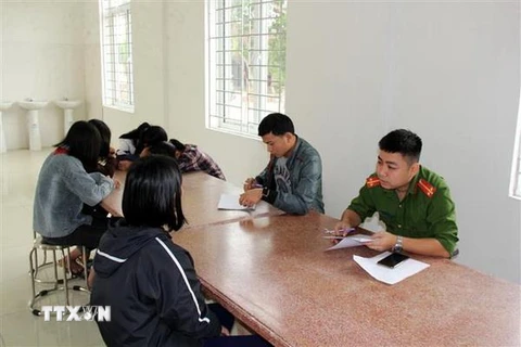 Công an huyện Diễn Châu lấy lời khai nhân chứng vụ nữ sinh bị đánh tại trường Trung học cơ sở Diễn Hùng. (Ảnh: Bích Huệ/TTXVN)
