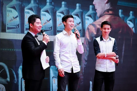 Cầu thủ đội tuyển quốc gia Việt Nam Đỗ Duy Mạnh (giữa) và Đỗ Hưng Dũng (đầu tiên bên phải) tham dự sự kiện ra mắt thương hiệu SK ZIC-FCB. (Nguồn: Yonhap)