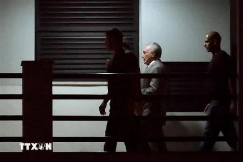 Cảnh sát áp giải cựu Tổng thống Brazil Michel Temer (giữa) tới trụ sở cơ quan cảnh sát ở Rio de Janeiro, Brazil. (Nguồn: AFP/TTXVN)