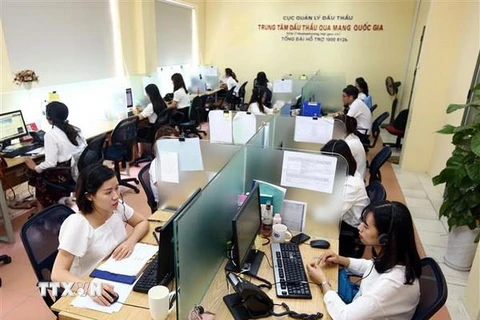 Hỗ trợ khách hàng online tại Trung tâm Đấu thầu qua mạng quốc gia (Bộ Kế hoạch và Đầu tư). (Ảnh: Danh Lam/TTXVN)