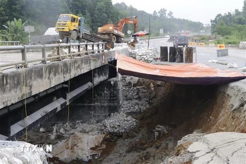 Đường tránh cầu Ngòi Thủ trên cao tốc Nội Bài-Lào Cai bị sạt lở nghiêm trọng. (Ảnh: Việt Dũng/TTXVN)