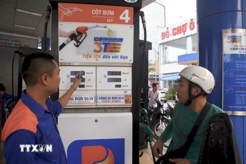 Khách đến mua xăng tại cửa hàng xăng dầu số 85, Nguyễn Văn Cừ, Gia Thuỵ, Long Biên, Hà Nội. (Ảnh: Minh Quyết/TTXVN)