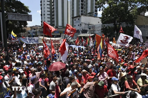 Người dân tuần hành ủng hộ Tổng thống Venezuela Nicolas Maduro tại thủ đô Caracas. (Nguồn: AFP/TTXVN)