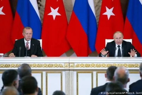 Tổng thống Nga Vladimir Putin và Tổng thống Thổ Nhĩ Kỳ Tayyip Erdogan tại cuộc họp báo sau hội đàm. (Nguồn: AP)
