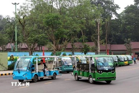 Hơn 60 xe điện đã sẵn sàng phục vụ du khách về với Lễ hội Đền Hùng năm nay. (Ảnh: Trung Kiên/TTXVN)