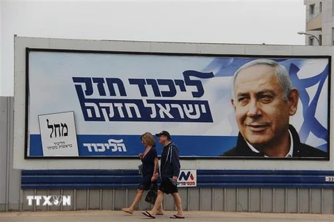Một bảng quảng cáo lớn in hình Thủ tướng Israel đương nhiệm Benjamin Netanyahu đặt dọc đường Hayarkon tại thành phố tel Aviv. (Ảnh: Việt Thắng/TTXVN)