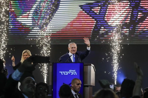Thủ tướng Israel Benjamin Netanyahu (giữa) và phu nhân Sara vẫy chào những người ủng hộ sau cuộc tổng tuyển cử tại trụ sở đảng Likud ở Tel Aviv. (Nguồn: AFP/TTXVN) 