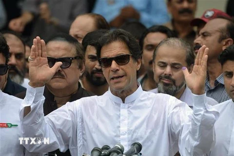 Thủ tướng Pakistan Imran Khan (giữa). (Nguồn: AFP/TTXVN)