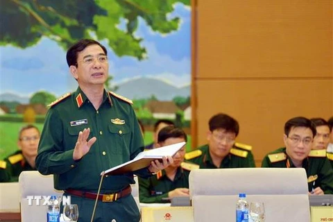 Thượng tướng Phan Văn Giang, Tổng Tham mưu trưởng, Thứ trưởng Bộ Quốc phòng trình bày tờ trình. (Ảnh: Trọng Đức/TTXVN)