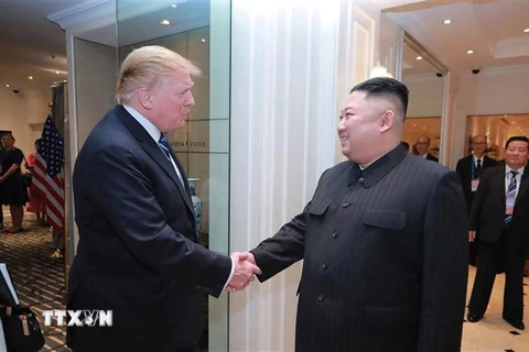 Chủ tịch Triều Tiên Kim Jong-un (phải) và Tổng thống Mỹ Donald Trump tại Hội nghị thượng đỉnh Mỹ-Triều lần thứ hai ở Hà Nội. (Nguồn: AFP/TTXVN)