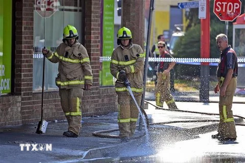 Nhân viên cứu hỏa dọn dẹp hiện trường sau khi xảy ra vụ nổ súng bên ngoài một câu lạc bộ ban đêm ở Melbourne, Australia ngày 14/4. (Nguồn: AFP/TTXVN)