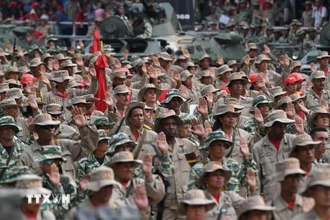 Các thành viên Lực lượng dân quân quốc gia Bolivar tại lễ kỷ niệm ở Caracas, Venezuela. (Nguồn AFP/TTXVN)