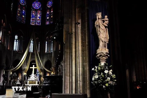 Bên trong Nhà thờ Đức Bà ở Paris, Pháp tháng 10/2013. (Nguồn: THX/TTXVN)