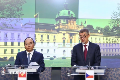 Thủ tướng Nguyễn Xuân Phúc và Thủ tướng Cộng hòa Séc Andrej Babis gặp gỡ báo chí sau khi kết thúc hội đàm. (Ảnh: Thống Nhất/TTXVN)