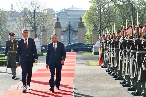 Thủ tướng Cộng hòa Séc Andrej Babis và Thủ tướng Nguyễn Xuân Phúc duyệt đội danh dự. (Ảnh: Thống Nhất/TTXVN) 