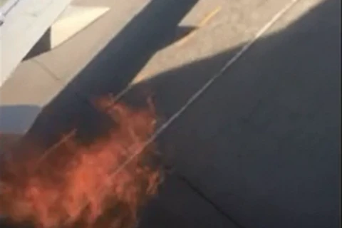 Động cơ máy bay Boeing 737 bốc cháy ngay trên đường băng. (Nguồn: rt.com)