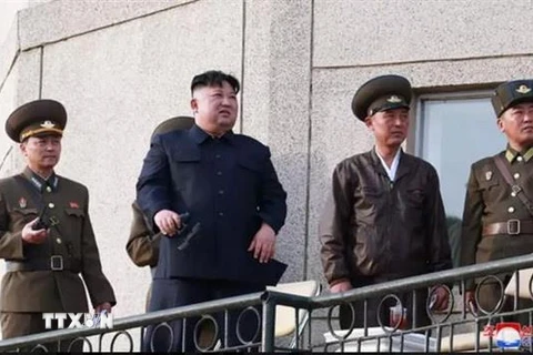 Nhà lãnh đạo Triều Tiên Kim Jong-un (thứ 2, trái) thị sát buổi huấn luyện của lực lượng không quân Triều Tiên tại một địa điểm không xác định. (Nguồn: Truyền thông Nhà nước Triều Tiên/TTXVN phát)