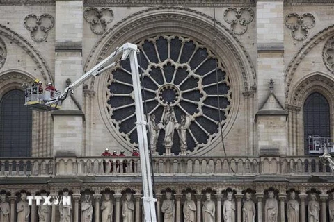 Nhân viên cứu hỏa kiểm tra mức độ thiệt hại sau vụ hỏa hoạn tại Nhà thờ Đức Bà Paris. (Nguồn: THX/TTXVN)