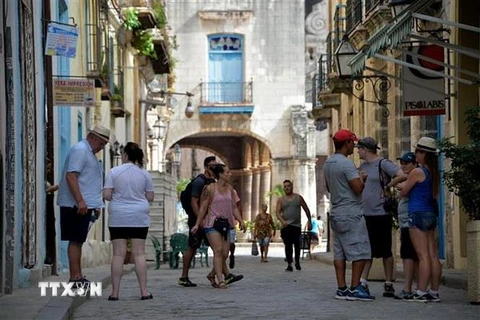 Khách du lịch tham quan thủ đô La Habana, Cuba. (Nguồn: AFP/TTXVN)